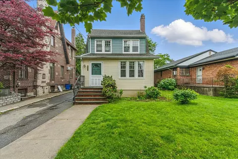 3211 171st St, Flushing, NY 11358