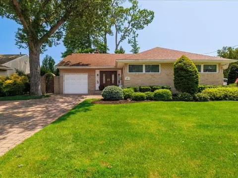 12 Marshall St, Oceanside, NY 11572