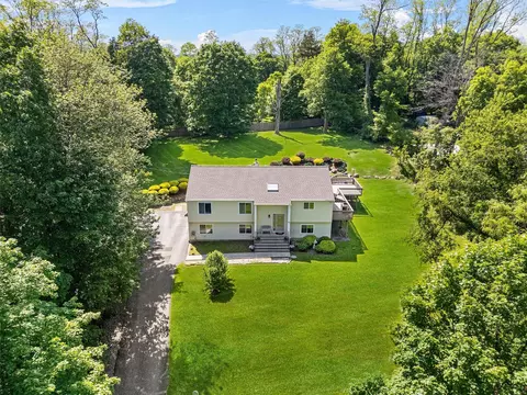 10 Bluejay Pl, Mahopac, NY 10541