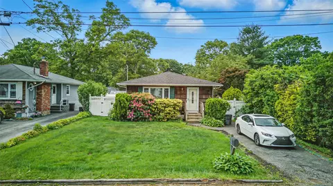 70 Pennwood Dr, Mastic Beach, NY 11951