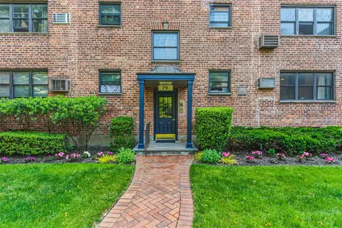 15 Beach Rd #1P, North Hempstead, NY 11023