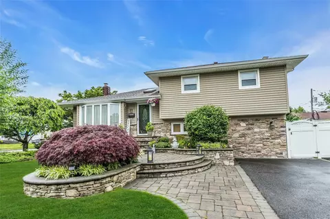 77 Lincoln Rd S, Plainview, NY 11803