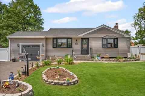 220 Farhan Ln, North Babylon, NY 11703