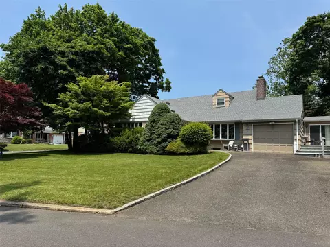 2 Dale Carnegie Ct, North Hempstead, NY 11020