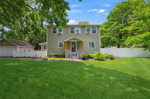 18 Carman Blvd, Brookhaven, NY 11719