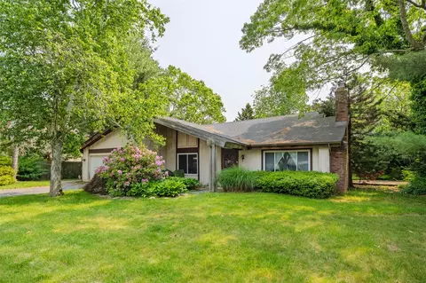 37 Glenmere Ln, Coram, NY 11727