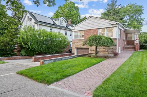 8043 Utopia Pkwy, Jamaica, NY 11432