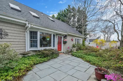 9 Jewel Dr, Holtsville, NY 11742