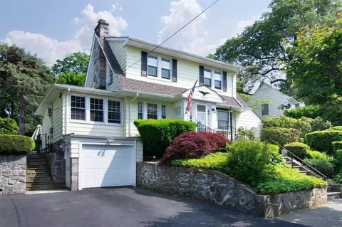 86 Bella Vista St, Eastchester, NY 10707