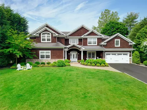 15 Elm Ln, North Hempstead, NY 11030