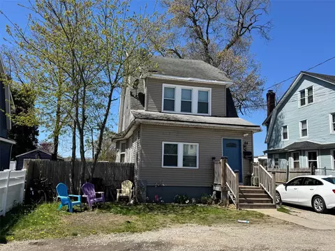 44 Chapman Pl, Bay Shore, NY 11706