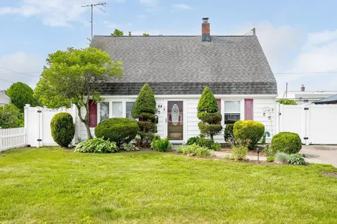 44 Needle Ln, Levittown, NY 11756