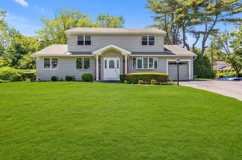 20 Village Ln, Hauppauge, NY 11788