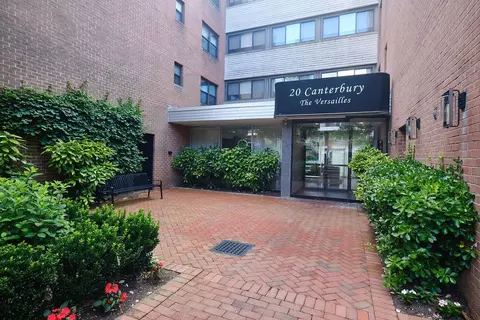 20 Canterbury Rd #3G, North Hempstead, NY 11021