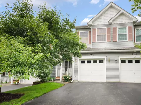 249 Pinebrook Dr, Hyde Park, NY 12538