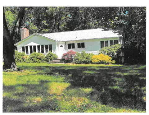 140 Laurel Ln, Oyster Bay, NY 11791
