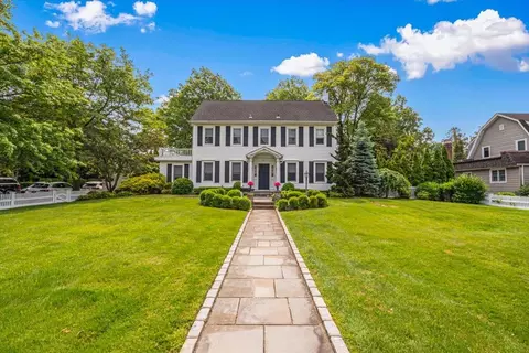 195 Hempstead Ave, Rockville Centre, NY 11570