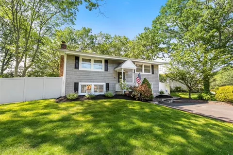 25 Arrowhead Ln, Setauket, NY 11733