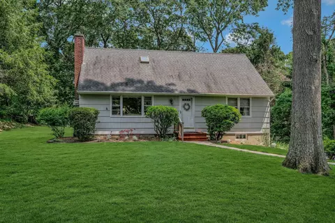 39 Dartmouth Rd, Shoreham, NY 11786