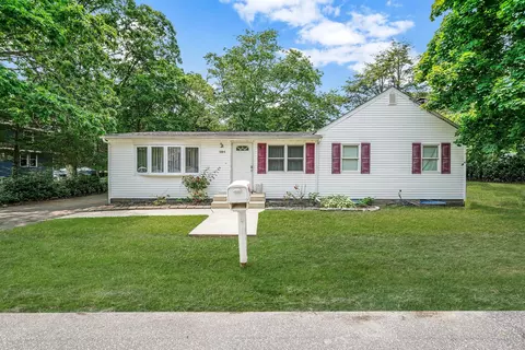 194 N Evergreen Dr, Selden, NY 11784