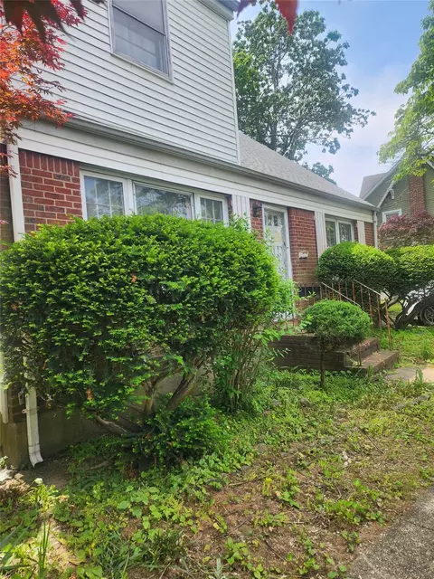 258 Brown Ave, Hempstead, NY 11550