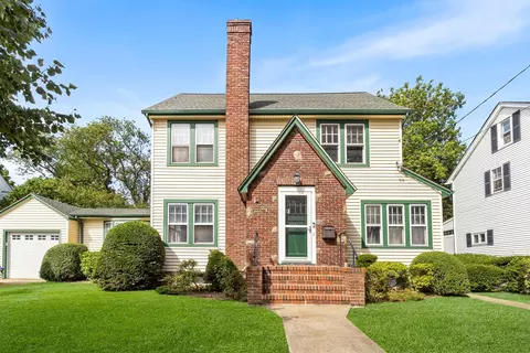 21 Columbia Pl, Merrick, NY 11566