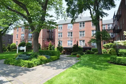 16 Main St #3K, East Rockaway, NY 11518