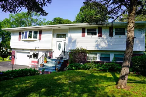 188 N Middletown Rd, Clarkstown, NY 10954