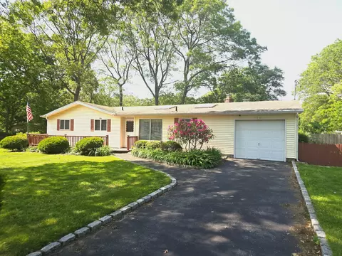 149 Crestwood Dr, Shirley, NY 11967