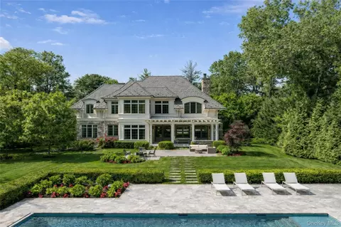 22 Terrace Ct, Old Westbury, NY 11568