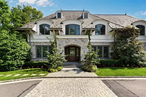 22 Terrace Ct, Old Westbury, NY 11568