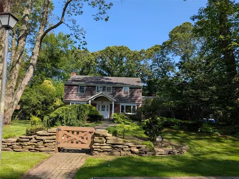 12 Rustic Gate Ln, Dix Hills, NY 11746