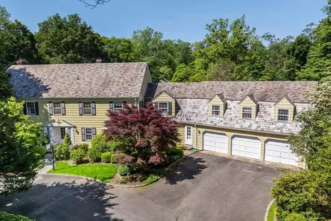 24 Wellington Rd, Locust Valley, NY 11560