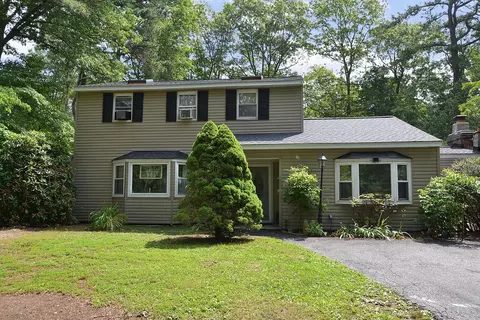 29 Scout Trl, Ridge, NY 11961