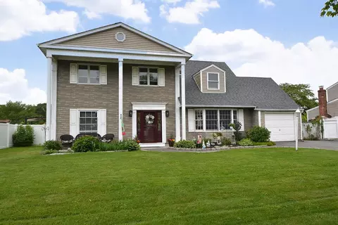 151 Cirrus Rd, Holbrook, NY 11741