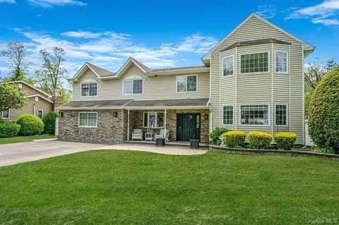 33 Stonywood Dr, Commack, NY 11725