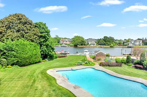 161 Wampum Ln, West Islip, NY 11795