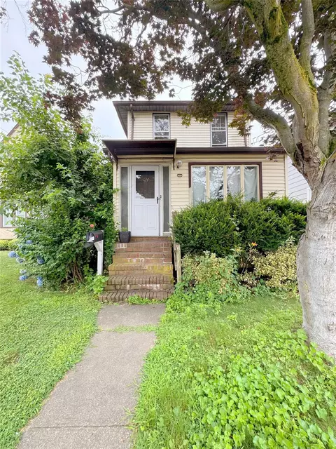 124 Raymond St, Rockville Centre, NY 11570