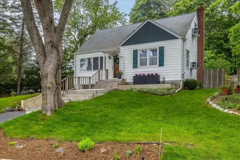 3 Waywood Pl, Huntington Station, NY 11746