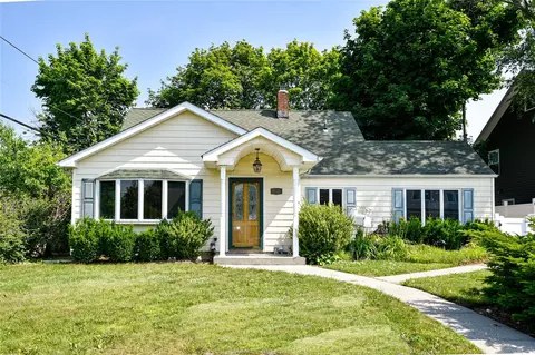 5 Rolling Ln, Levittown, NY 11756