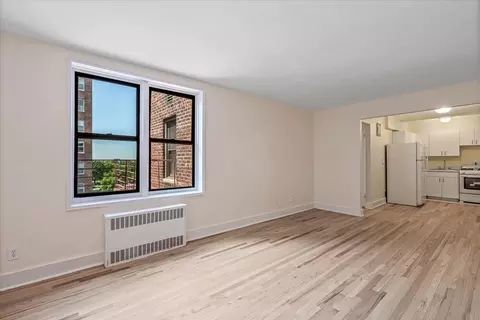 8423 Manton St #6E, Briarwood, NY 11435