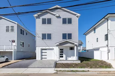 12 Pershing Pl, Island Park, NY 11558