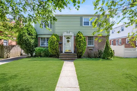 154 Strattford Rd, North Hempstead, NY 11040