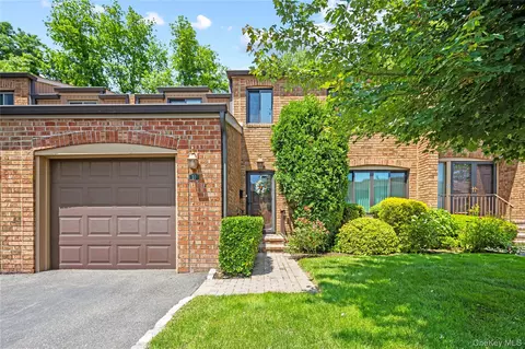 31 Windsor Gate Dr, North Hempstead, NY 11040