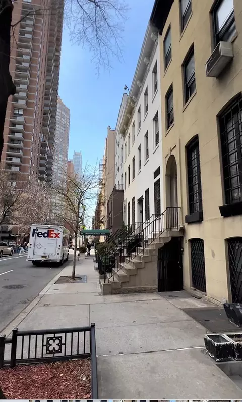 437 W 43rd St #1A, New York, NY 10036