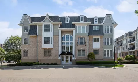 494 Pacing Way #301C, Westbury, NY 11590