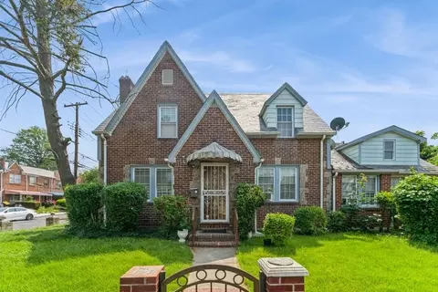 18902 114th Dr, New York, NY 11412