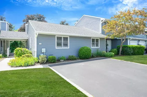 195 Alicia Dr #195, North Babylon, NY 11703