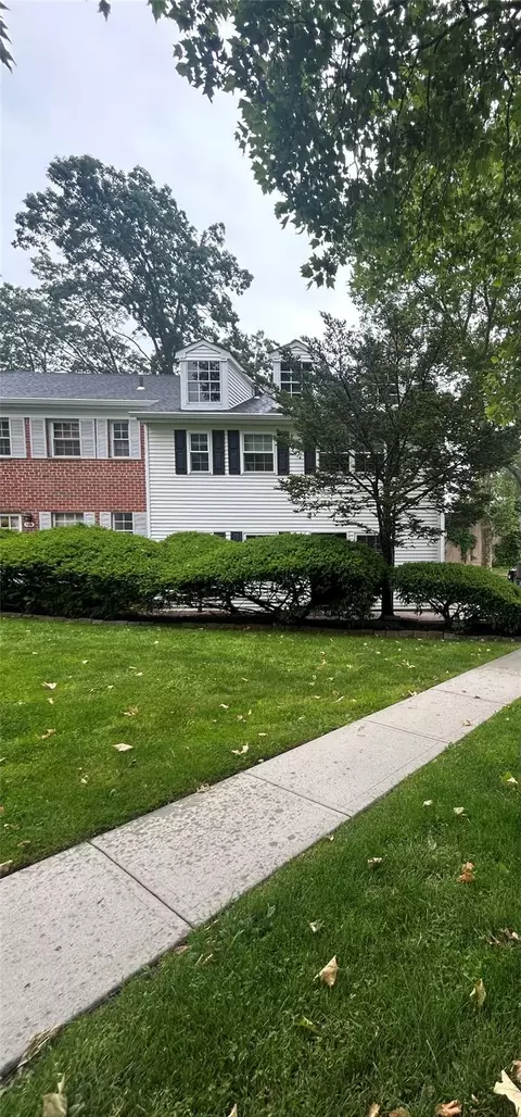 701 Towne House Vlg #701, Islandia, NY 11749