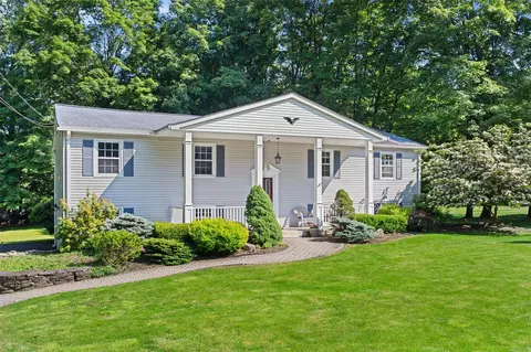 8 Adrianne Dr, Highland Mills, NY 10930